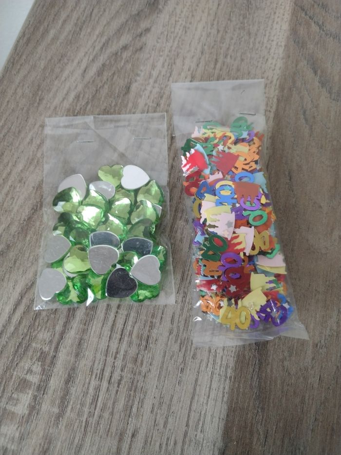Confettis "40",gâteaux, petites étoiles et cœurs Neuf - photo numéro 1