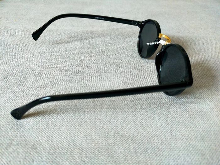 Lunettes de soleil rondes noires & doré – Neuves - photo numéro 3