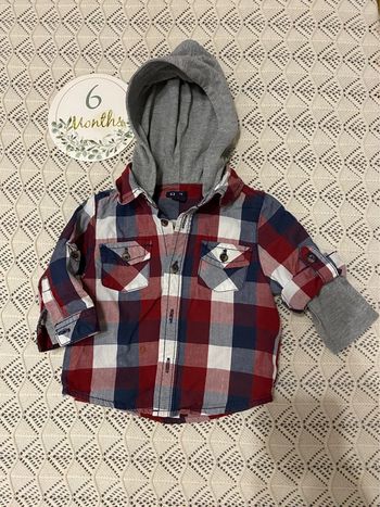 Chemise t-shirt à capuche 6 mois