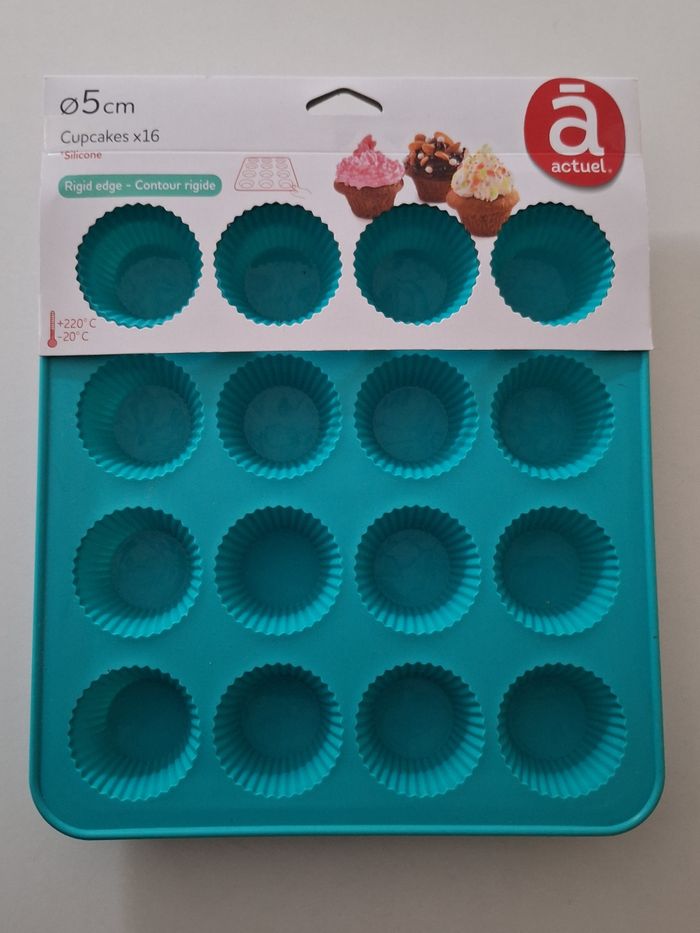 Planche de 16 moules à cupcakes en silicone