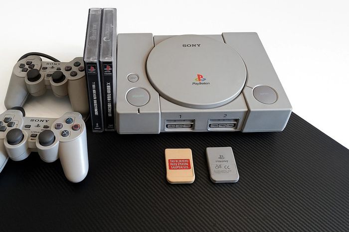 PlayStation 1 + 2 manettes + 2 jeux
