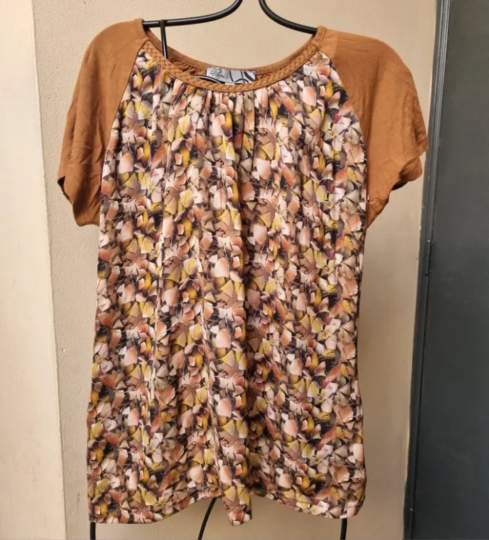 T-shirt marron, dessins de feuilles