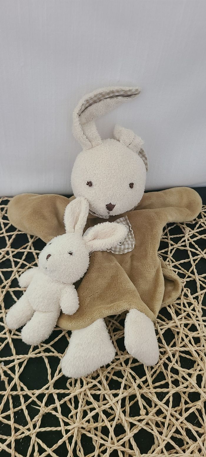 Doudou plat marionnette lapin beige avec bébé DOUDOU ET COMPAGNIE