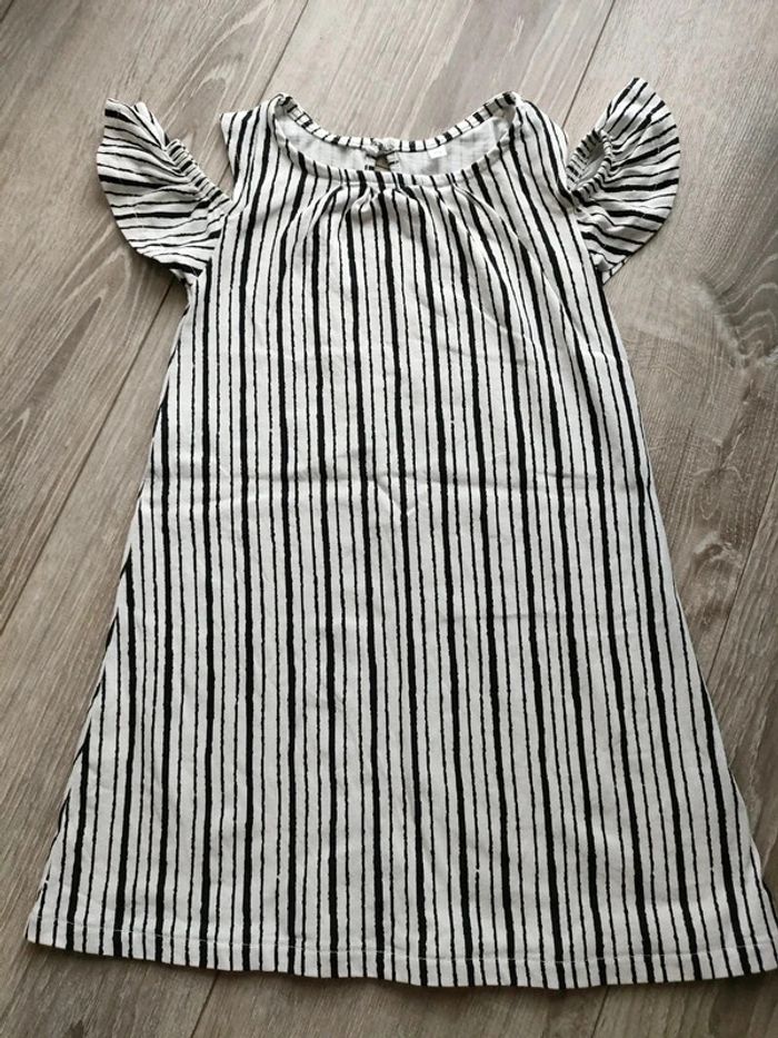 Robe blanche rayée épaules dénudées