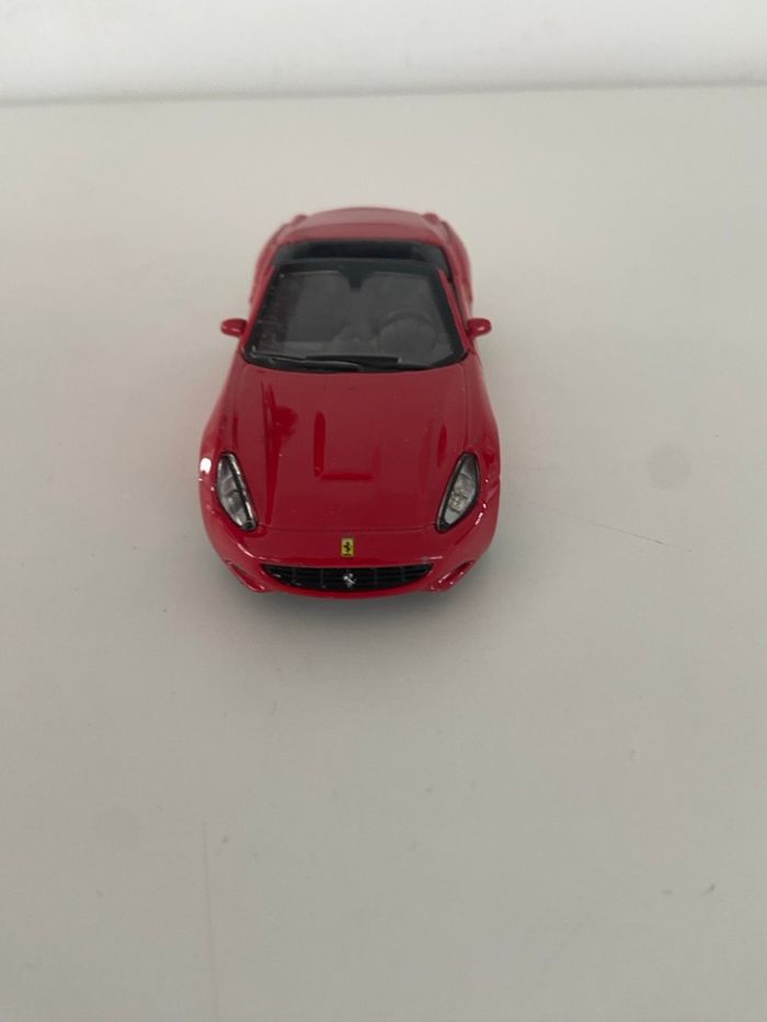 Ferrari California Rouge Décapotable - Miniature Bburago 1/43 (Die-Cast) - photo numéro 2