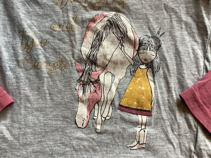 T-shirt manches longues gris et rose taille 110/116 (5/6 ans)  Petites franges sur les côtés - photo numéro 2