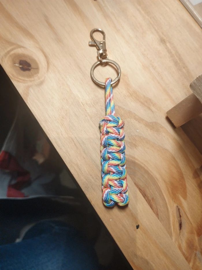 Porte clé multicolore fait main en paracorde