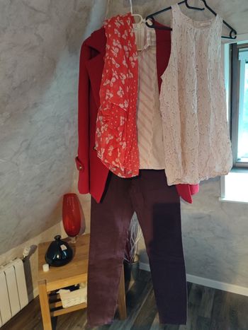 Lot rouge. Vêtements femme