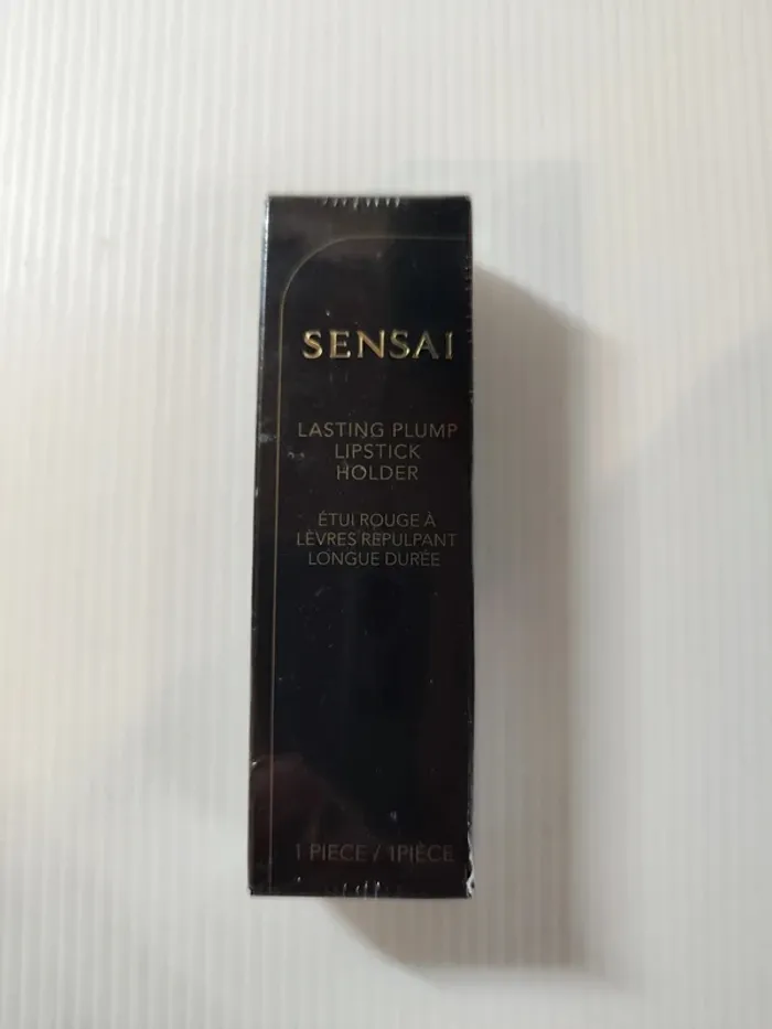 Sensai (marque japonaise) étui rouge à lèvres repulpant longue durée  valeur 20€