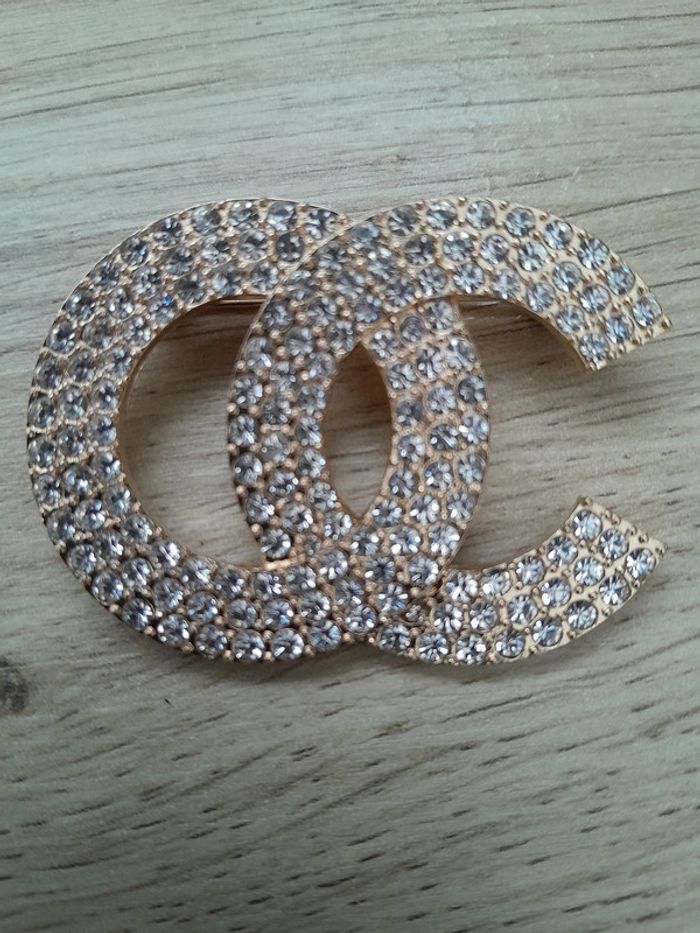 Broche OC, dorée avec strass - photo numéro 2