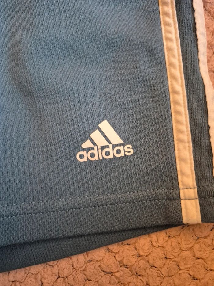Ensemble t-shirt et short Adidas 4/5 ans - photo numéro 4