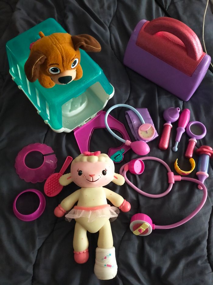 Lot poupée parlante, docteur la peluche, et ses amis.