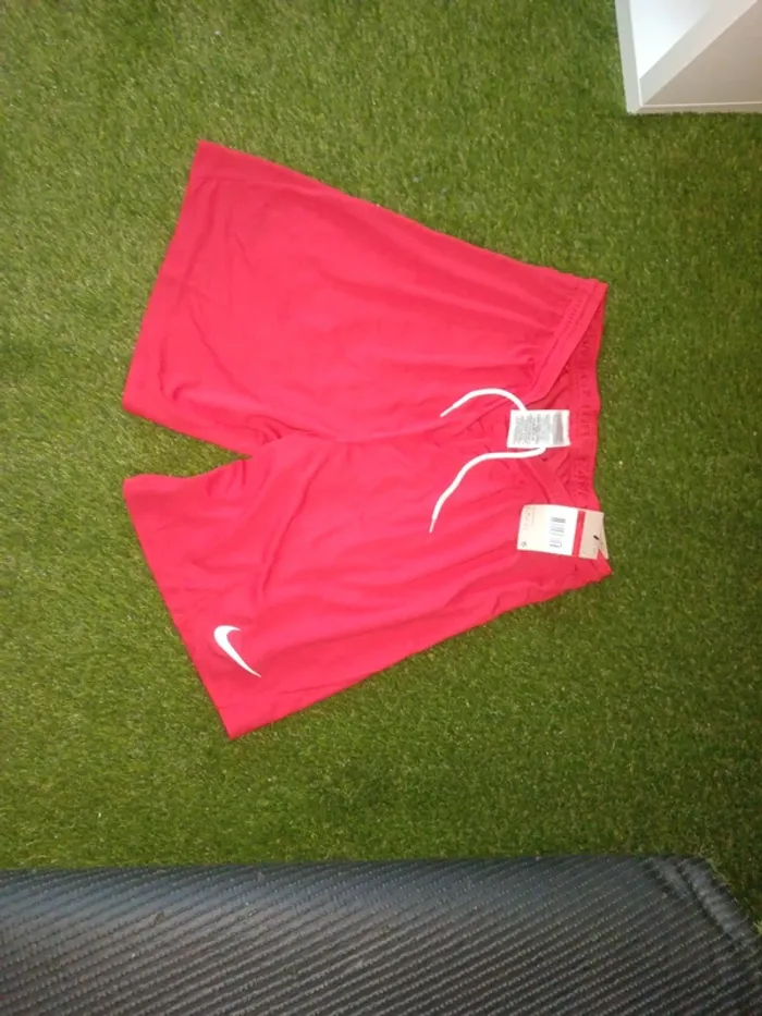 Short football Nike taille L rouge neuf