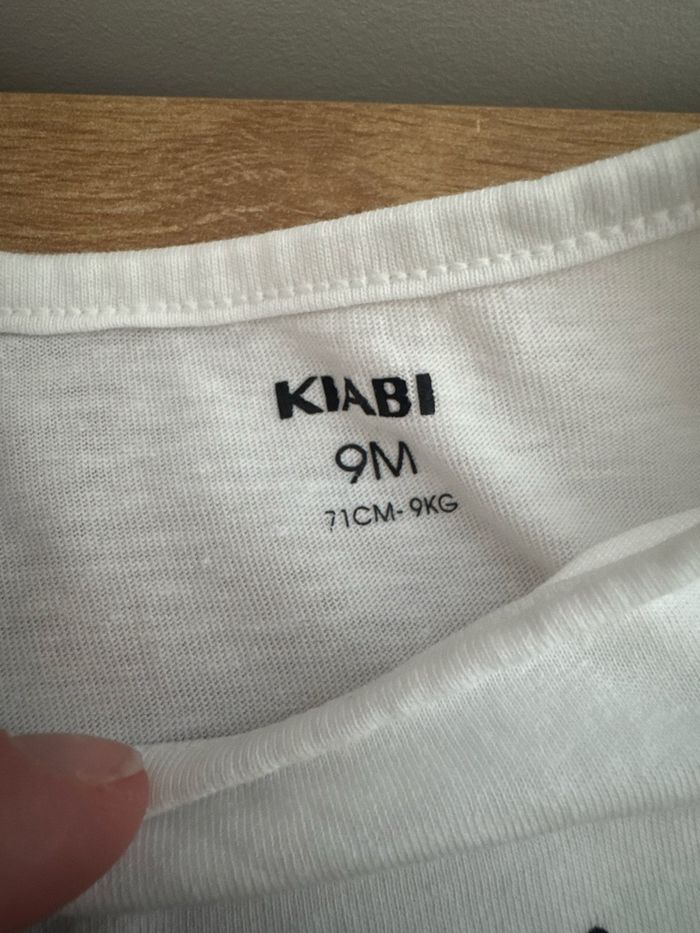 Ensemble 3 pièces t-shirts x2 Kiabi + pantalon chino Kiabi - 9 mois - photo numéro 4