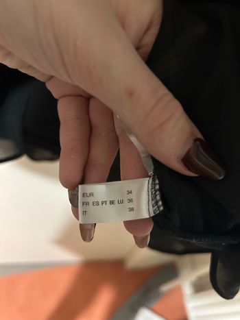 Robe noir avec froufrous 