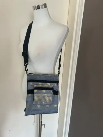 Sac bandoulière léger bleu en soie avec motif éléphant doré