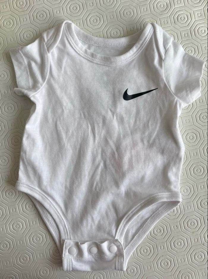 Lot de body Nike - photo numéro 4