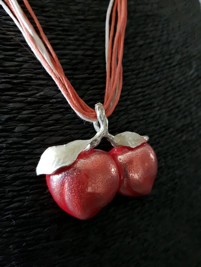 Collier cerise neuf