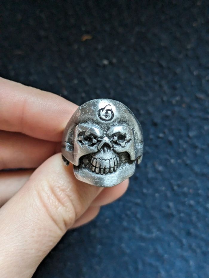 Chevalière en acier tête de mort