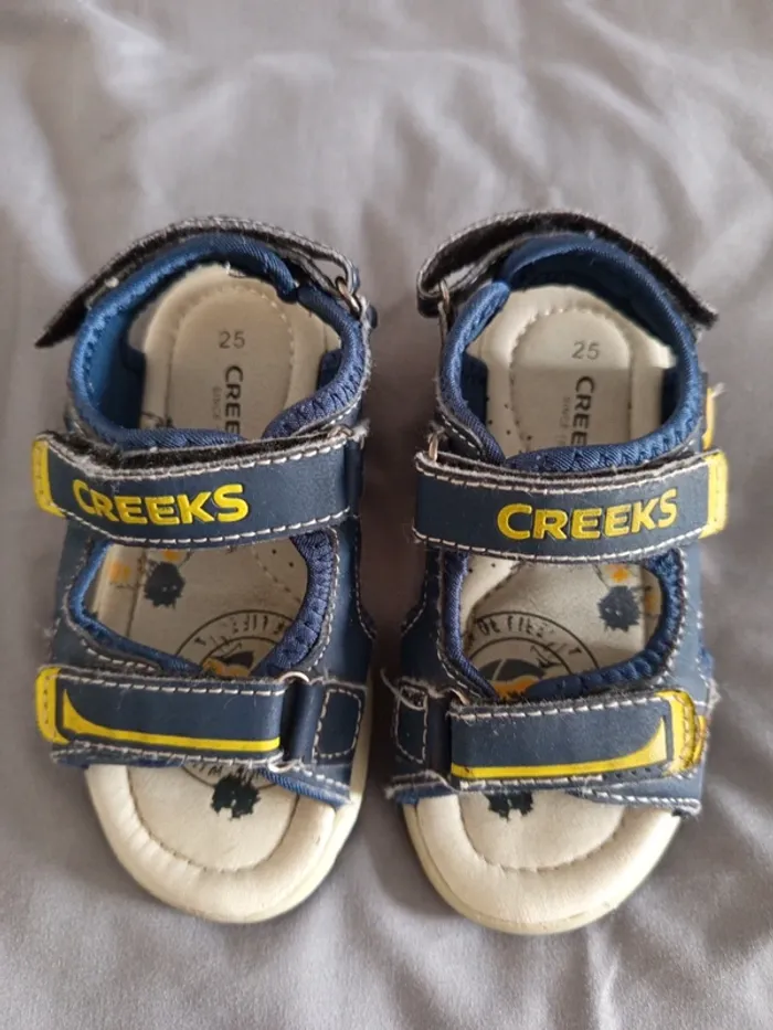 Paire de sandales 25