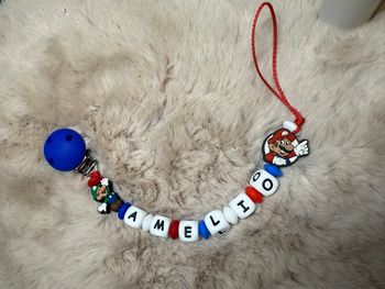 Attache tétine Mario