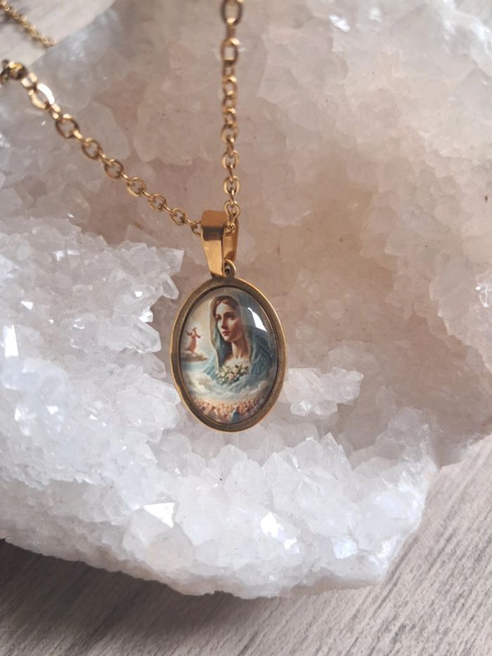 Collier médaillon vierge marie