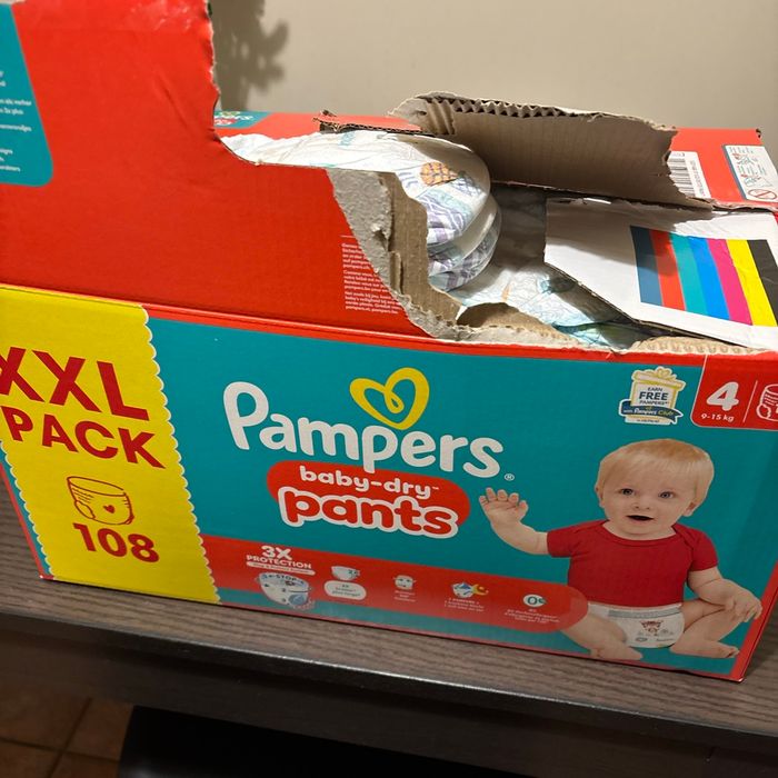 107 couches Pampers tailles 4