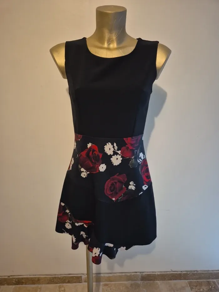 Robe noire avec roses taille s