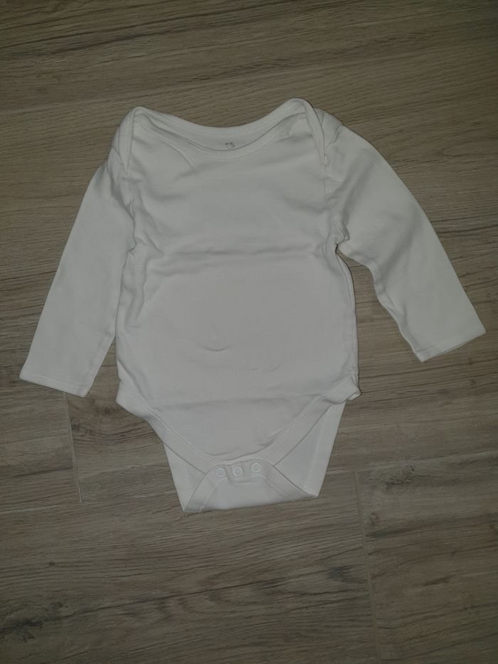 Lot 2 bodies manches courtes 18mois et 1 body manches longues 18mois - photo numéro 4
