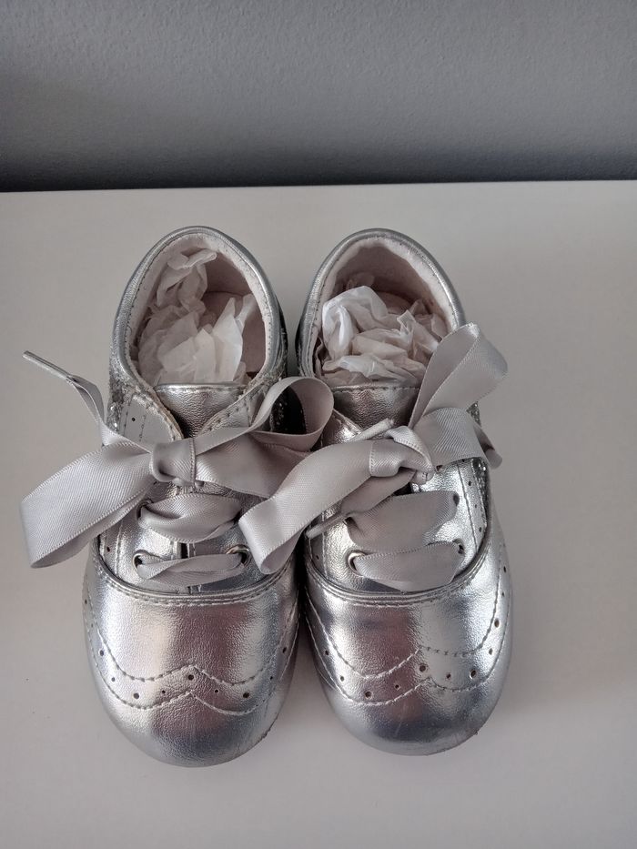 Paire de chaussures argentées 24 - photo numéro 5