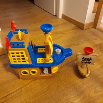 Lot de 2 bateaux pirates et un personnage