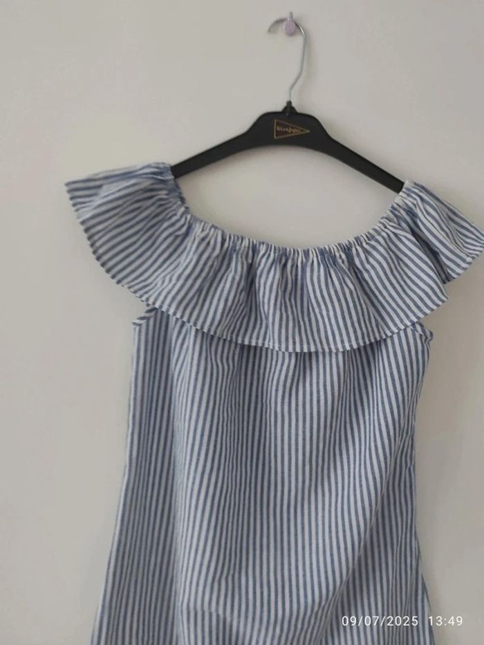 Vestido corto de hombros descubiertos y rayas verticales azules y blancas