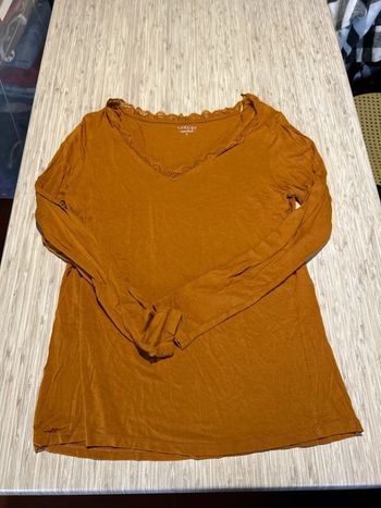 Haut teeshirt manches longues camaïeu xl 42 col V dentelle jaune moutarde camel