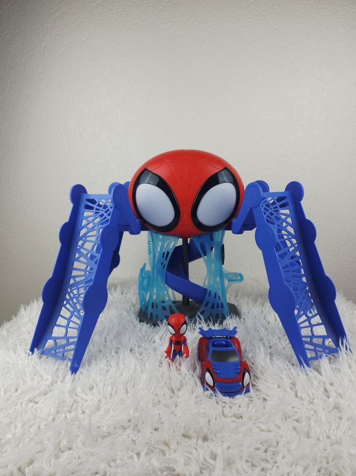 Quartier général spidey et ses amis sons et lumières avec véhicule et figurine de Spidey marque Spidey and his amazing Friends 🎅