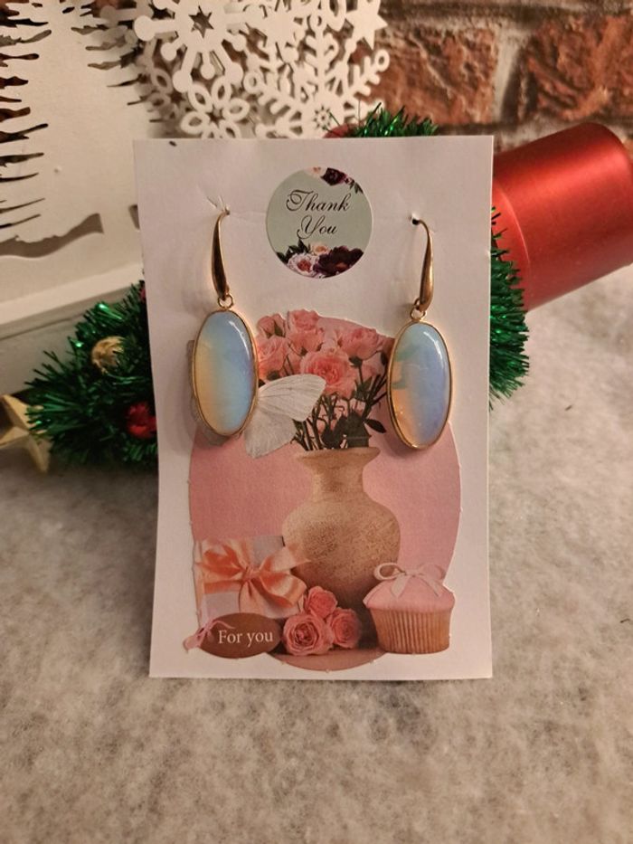 Boucles d'oreilles pendante doré et blanc translucide - photo numéro 2