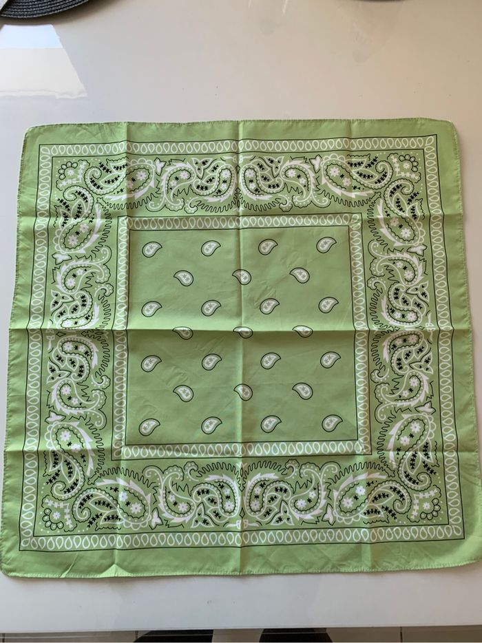 Foulard vert à motifs - photo numéro 3