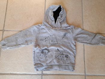 Sweat gris motifs