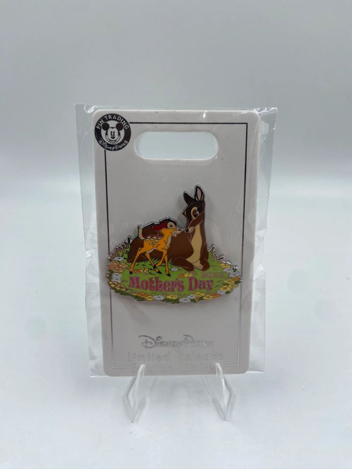 Pin's Bambi pour la fête des mères 2022 - Disney store - édition limitée