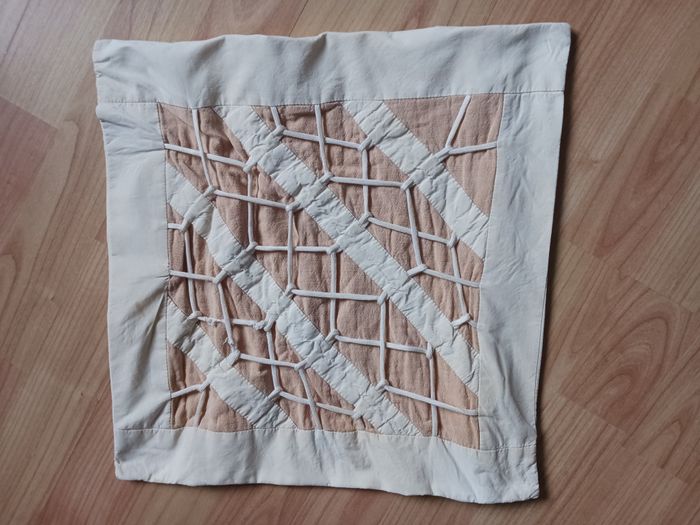 housse de coussin beige et crème 37 x 35 cm (imperfection et trace mineure)