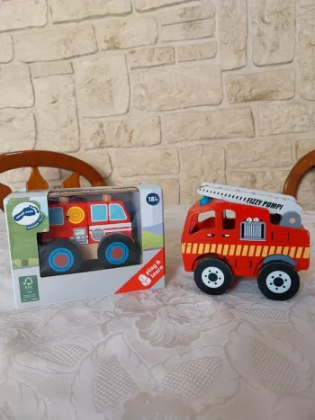 Lot de 2 camions dont 1 à construire pour l'éveil de l'enfant/ Traces d'usures voir photos