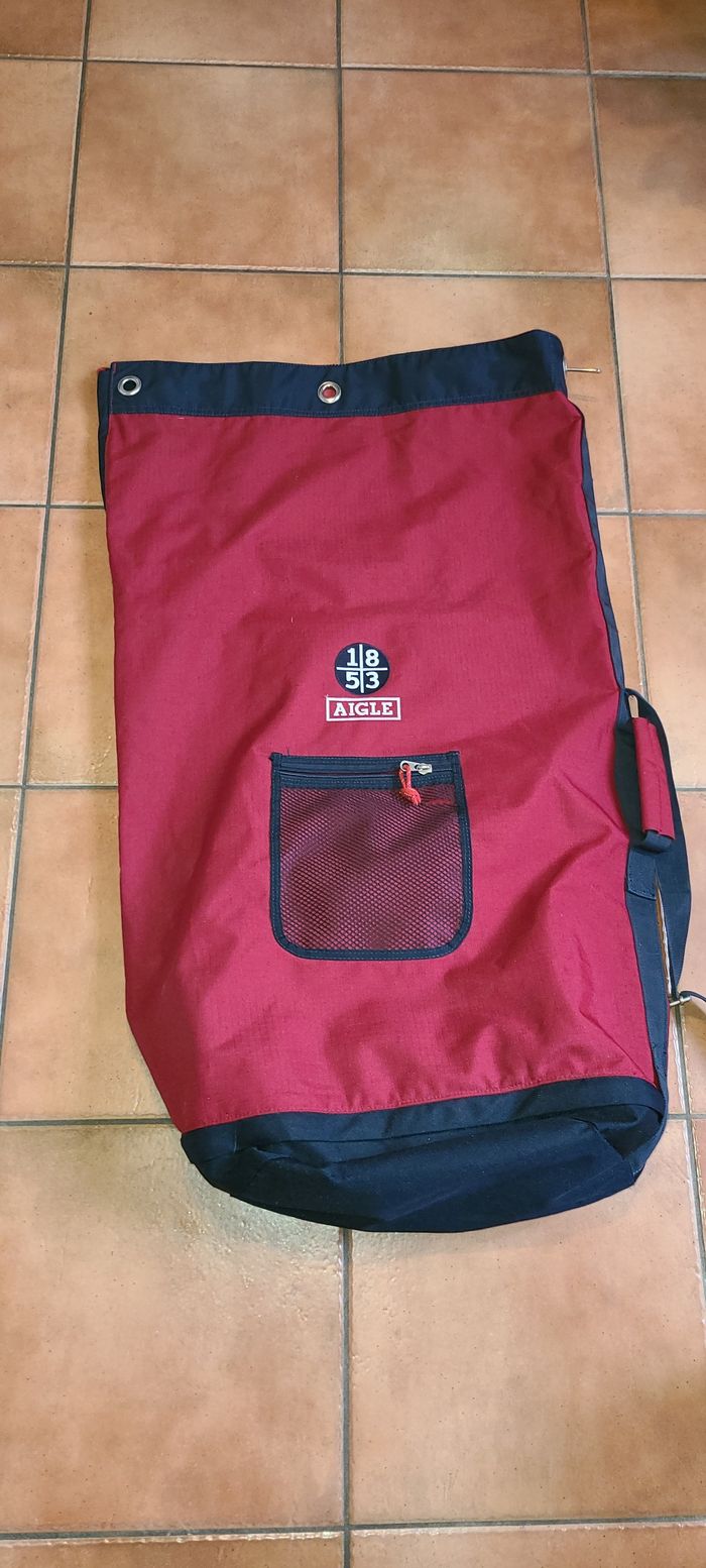 Idéal randonnée,voyage Sac marin AIGLE de couleur rouge toile très solide et imperméable