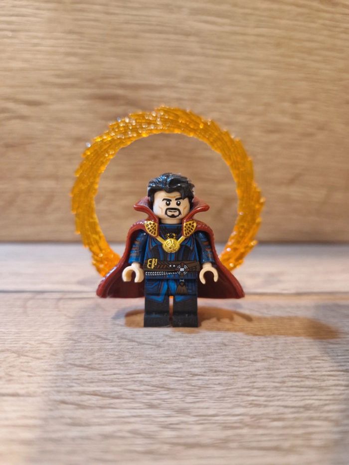 Figurine type lego Docteur Strange Spiderman avec portail Marvel