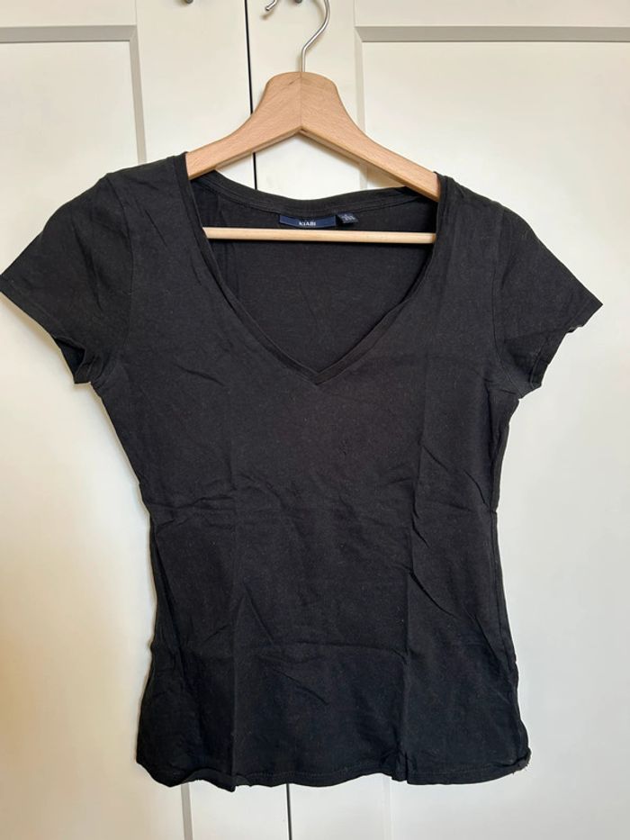585 – t-shirt noir col V Kiabi