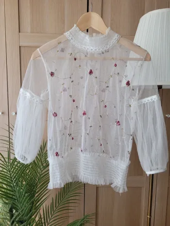 Blouse transparente fleurie blanche
