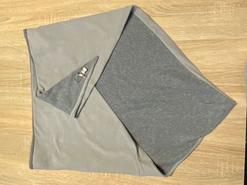 Châle tour du cou polaire gris avec un pince pour faire tenir le tour du cou