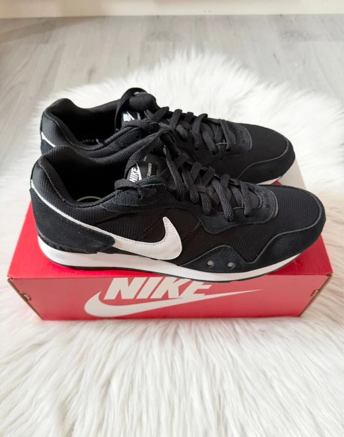 Baskets Nike Venture Runner – Taille 44,5 – Noir/Blanc – Neuf avec étiquette - photo numéro 8