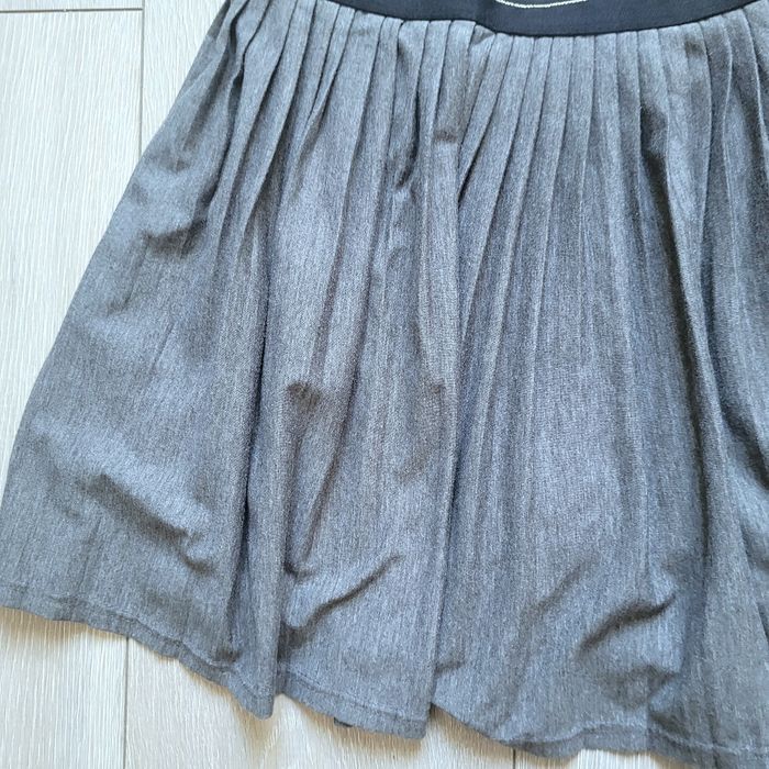 Très jolie jupe grise plissée. Fille 10 ans. Marque Okaidi - photo numéro 2