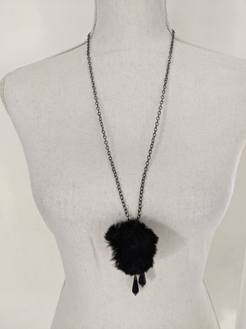 Collier sautoir boule duveteuse et pampilles noires