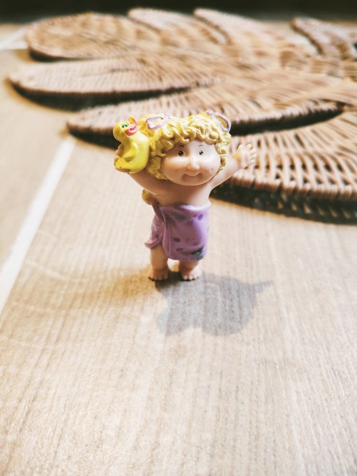 🪆Figurine Cabbage petite fille blonde serviette de bain parme année 1984 marque Cabbage Patch kids