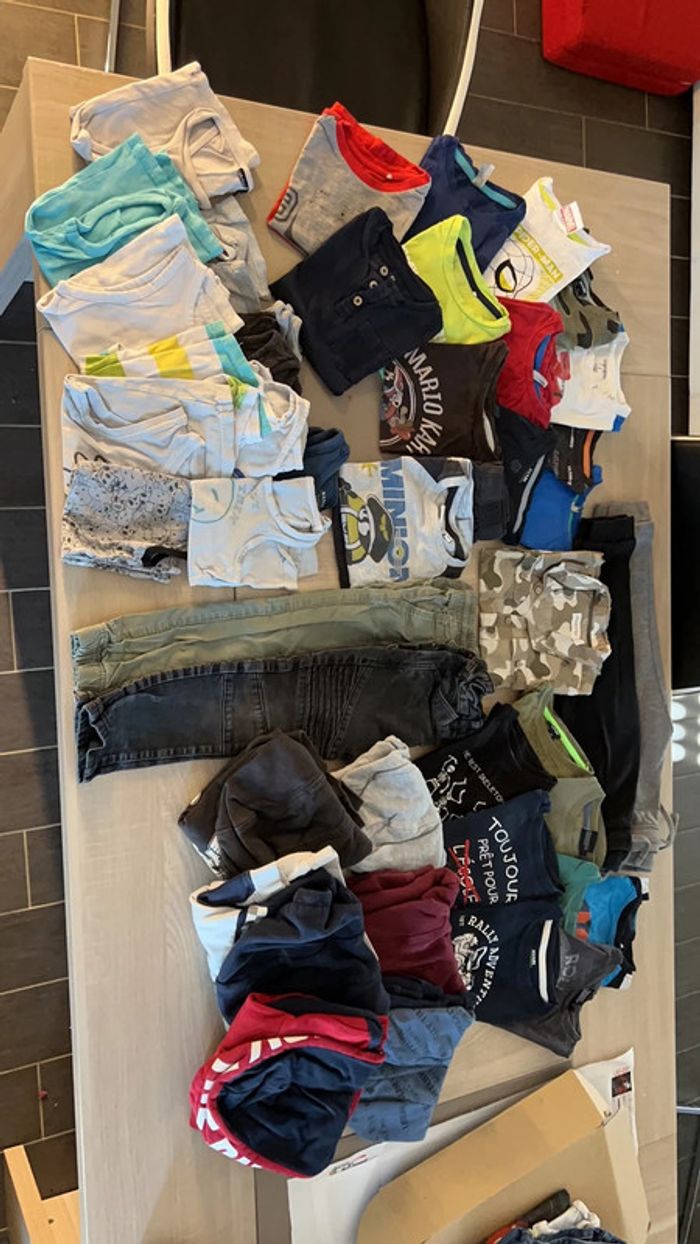 Lot de 46 vêtements garçon 4 ans